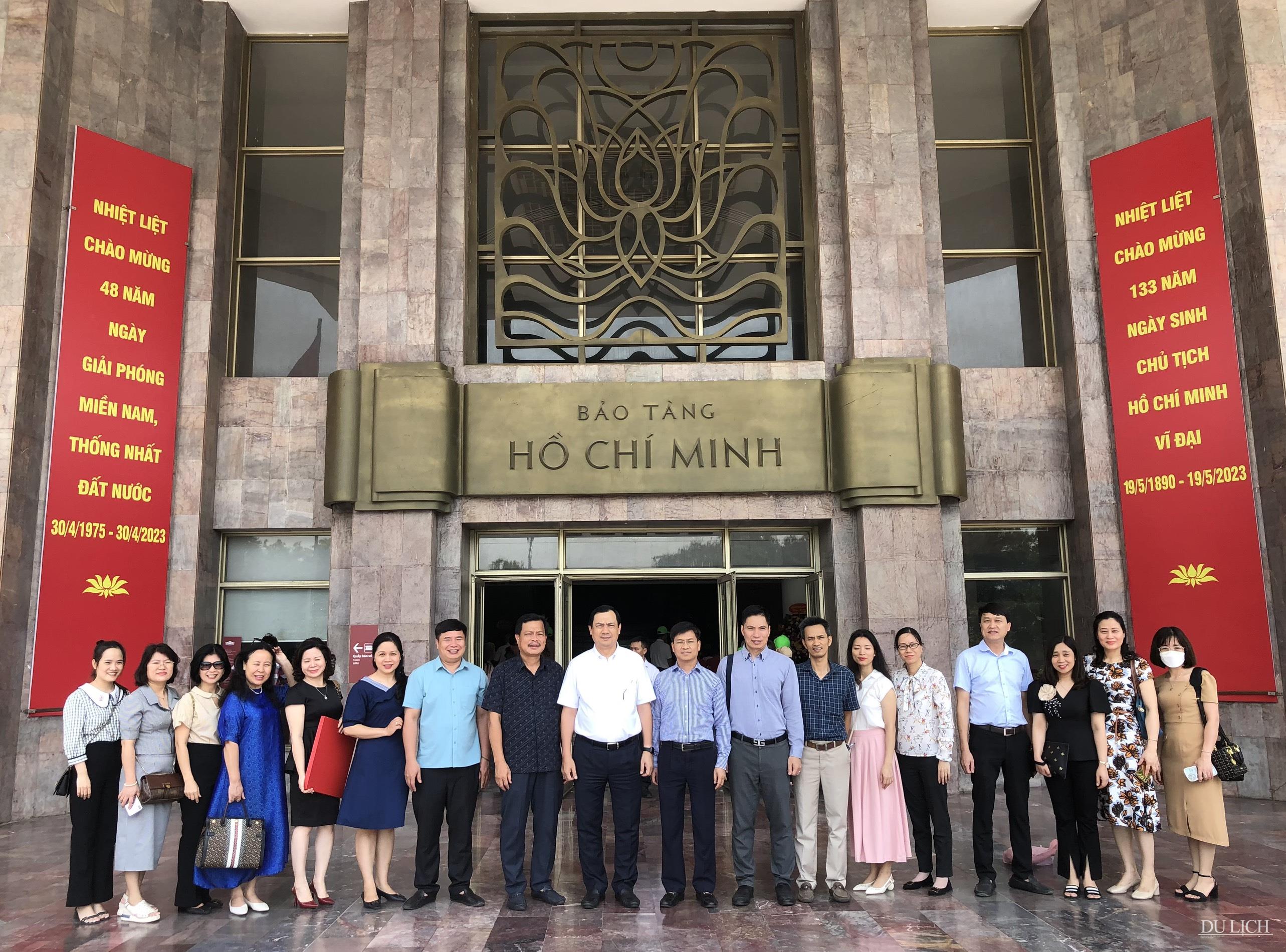 Đoàn chụp ảnh lưu niệm tại Bảo tàng Hồ Chí Minh